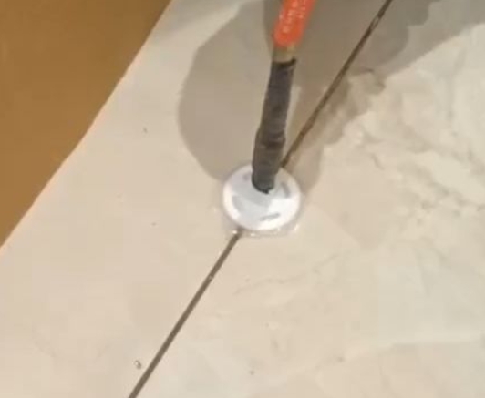 海口市瓷砖空鼓维修公司专业解答瓷砖在铺贴过程中，如果没有涂抹均匀到位的粘结材料（如水泥砂浆或瓷砖胶），可能会导致以下问题