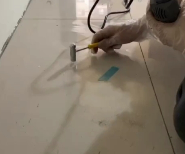 海口市瓷砖开裂维修公司专业分享瓷砖在铺贴前如果没有沥干水分，将会导致以下问题
