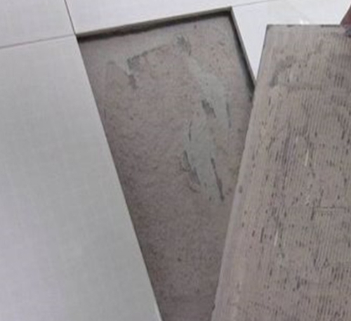 海口市瓷砖空鼓维修公司分享瓷砖铺贴时如果打浆（即涂抹在瓷砖背面和基层上的砂浆或瓷砖胶）过少，会带来以下问题